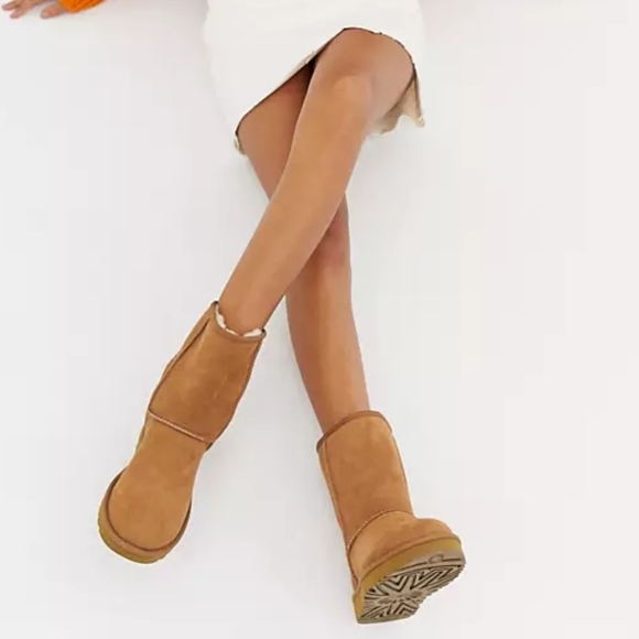 Women's UGG Classic II Weather Short - Picture 1 of 10